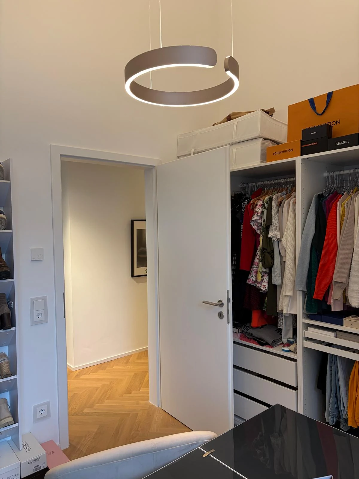 Offene Perspektive auf das Ankleidezimmer mit Schrankelementen