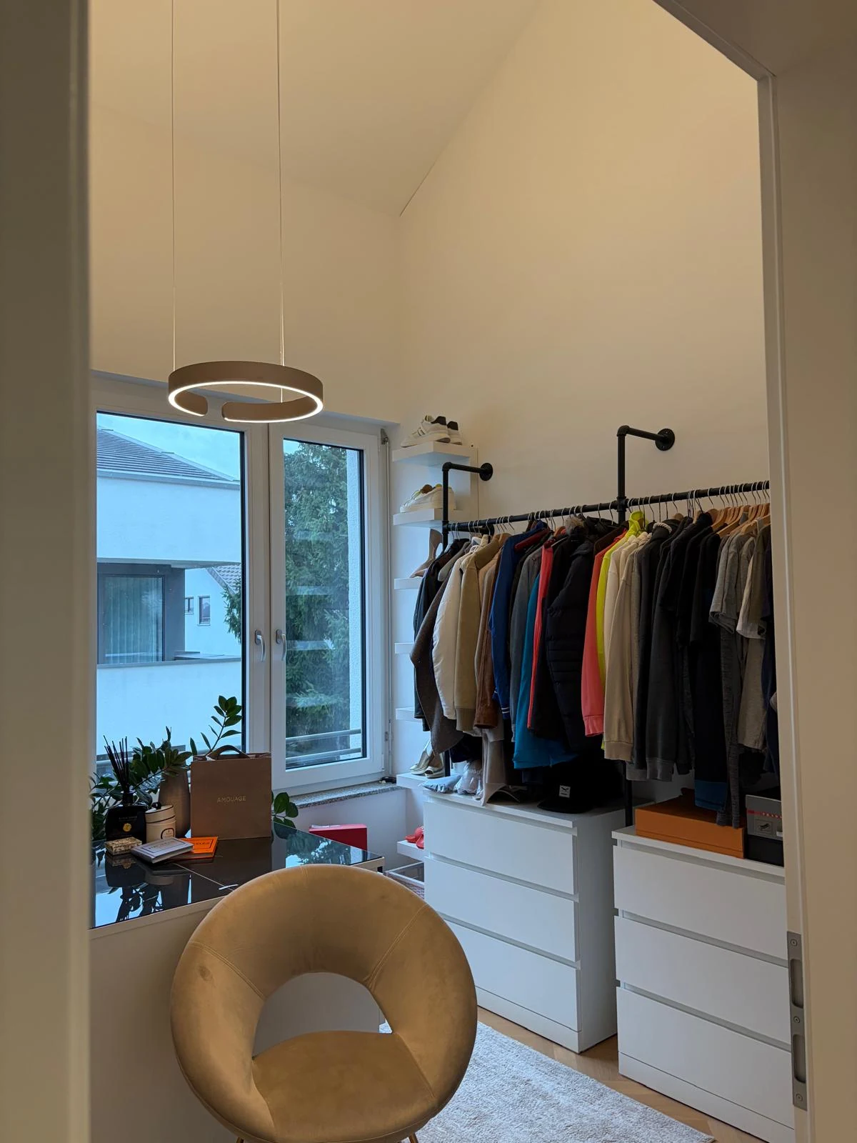 Helle Ankleide mit Fenster, Kleiderstangen und Stauraum