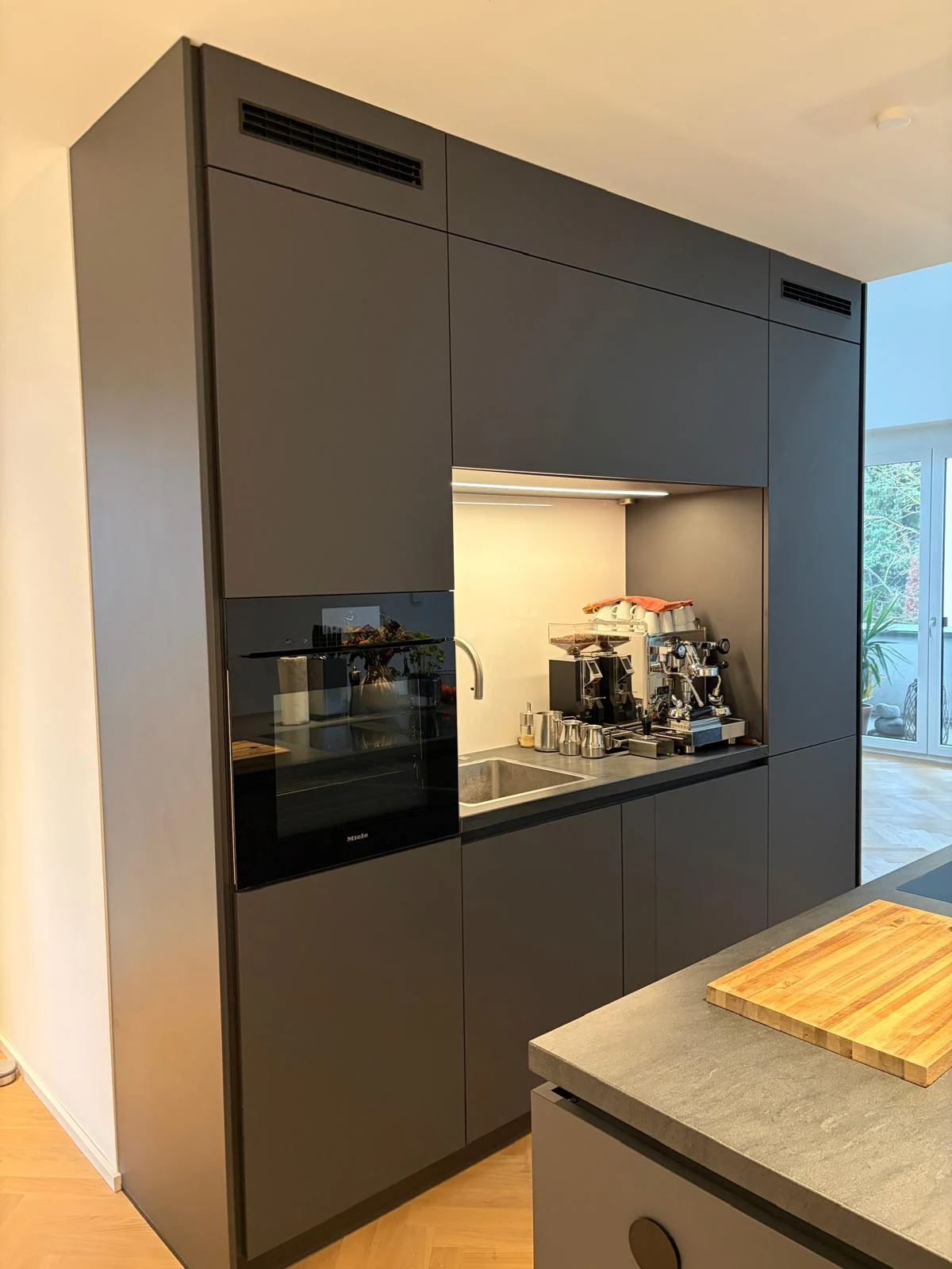 Küchenwand mit Miele-Einbaugerät, Spülbereich und hochwertiger Ausstattung
