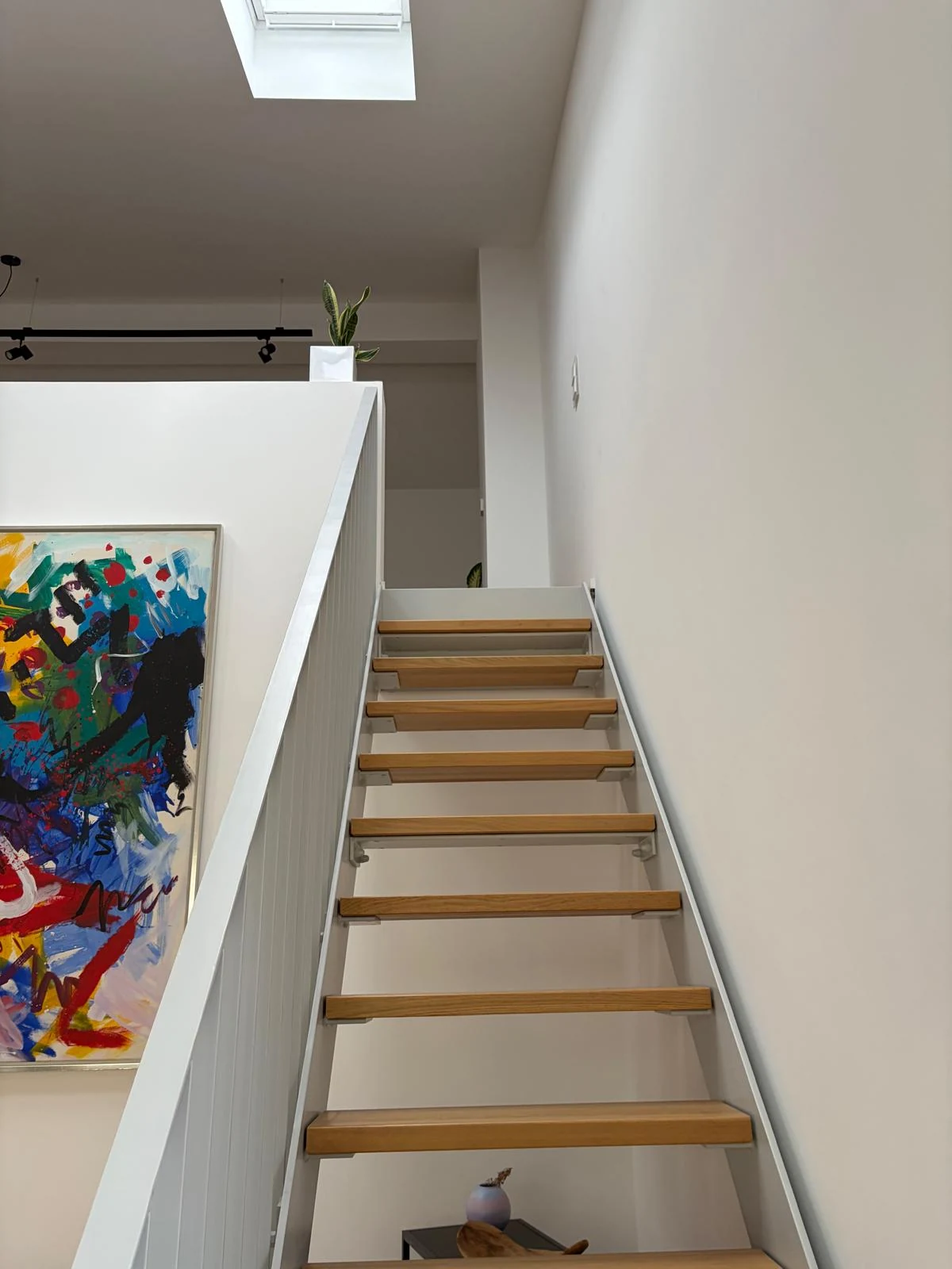 Blick über die filigrane Treppe hinauf zur Galerieebene