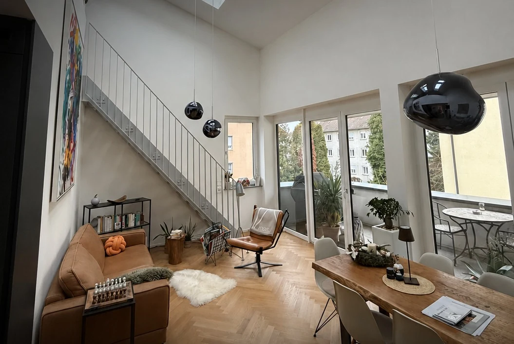 Lichtdurchfluteter Wohn- und Essbereich mit Galerie, Treppe und Südbalkon